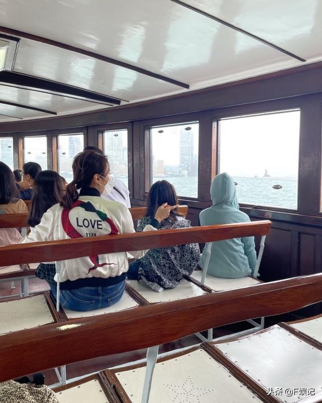 黎姿陪3位女兒搭渡海小輪欣賞維港女兒們很興奮被海景吸引了