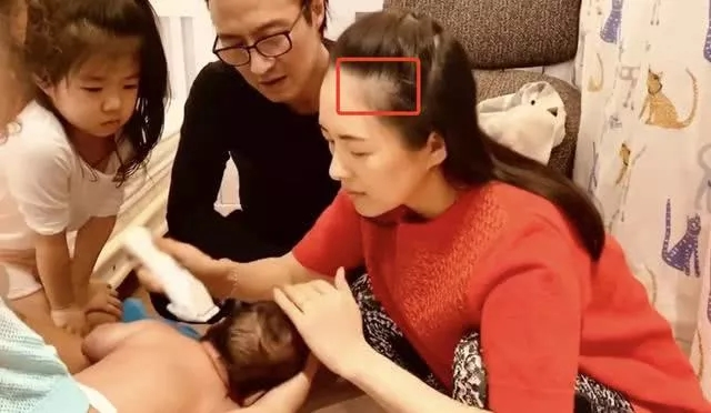 章子怡首次携子走机场，一家三口穿皮草似土豪，醒醒胖了她瘦脱相