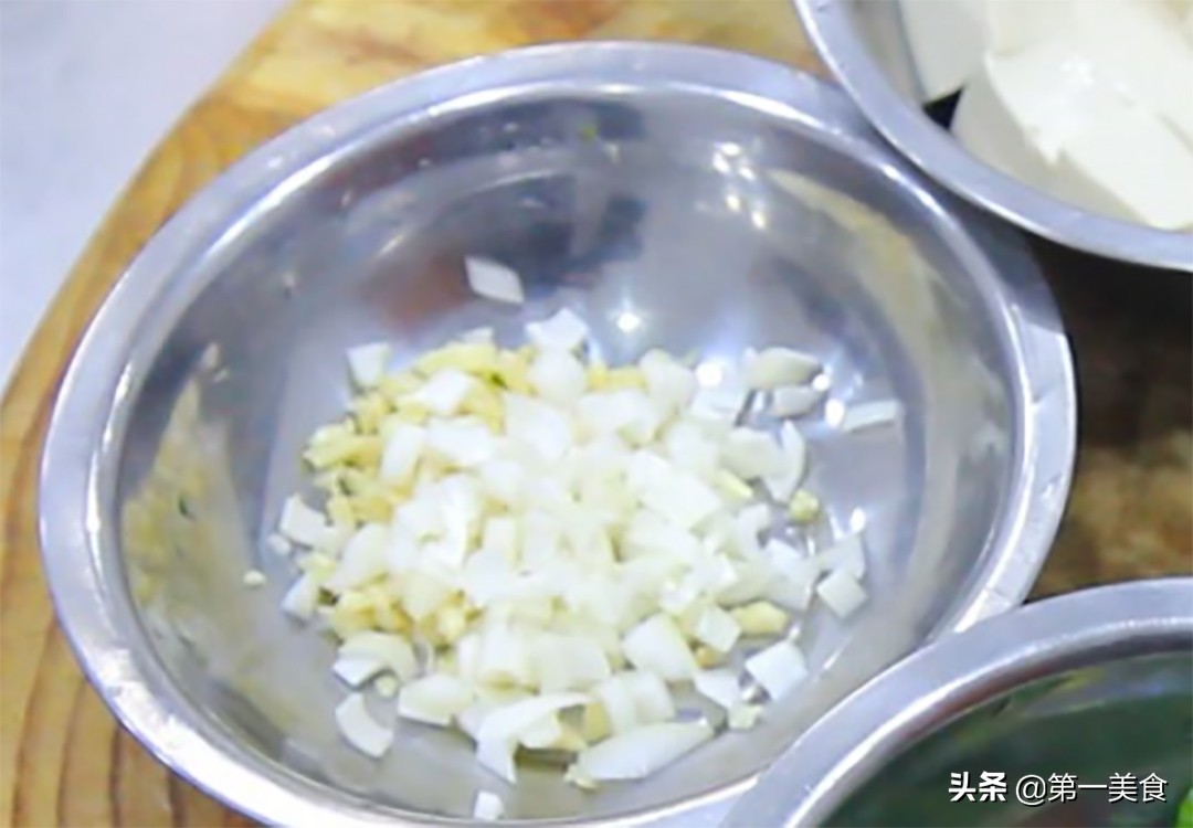 图片[4]-鸭血烧豆腐要不要先焯水 很多人都不知道 厨师长教你正确做法-起舞食谱网