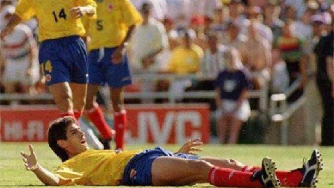 1994年世界杯：球星踢出乌龙球，回国遭枪杀，总统出席葬礼