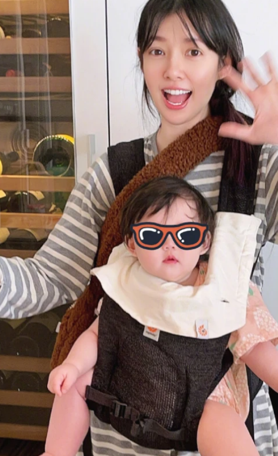 ​向太夫妇被偶遇，向华强一身名牌超时尚，坐头等舱飞北京看孙女