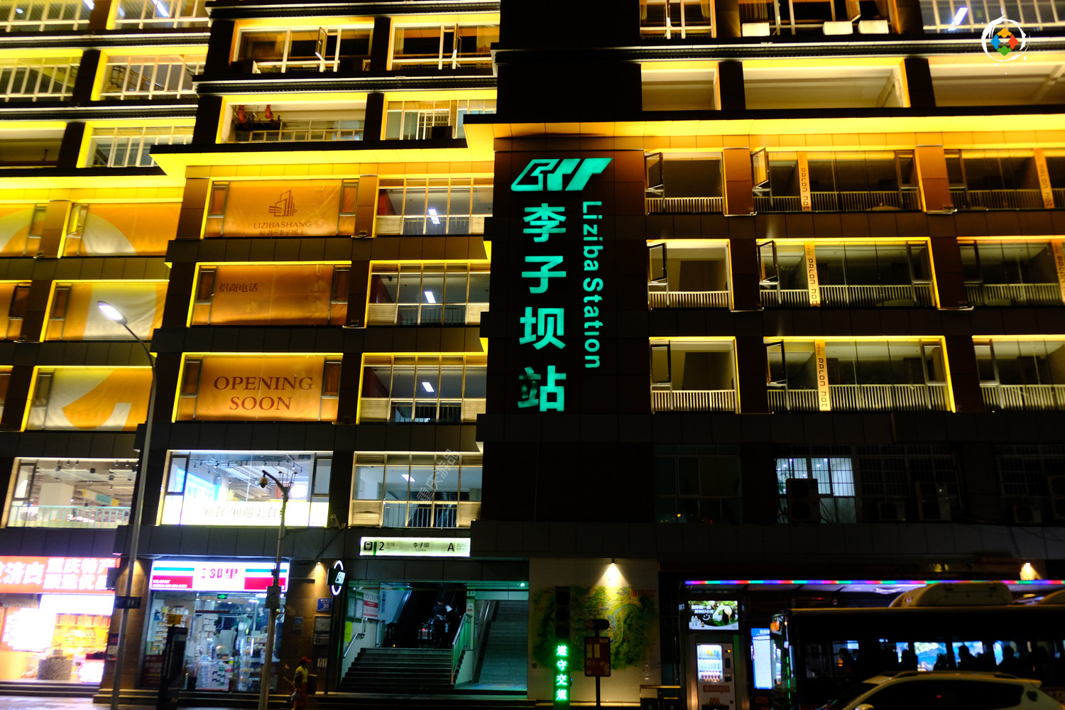 重庆李子坝夜景灯饰会影响居民吗？现场实地打探，窗户下就是光源