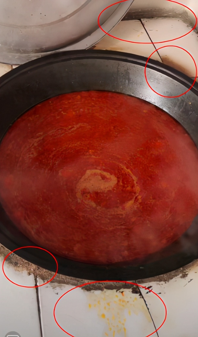 大衣哥吃饭被嘲，整盆馒头发霉泛黑还在吃，厨