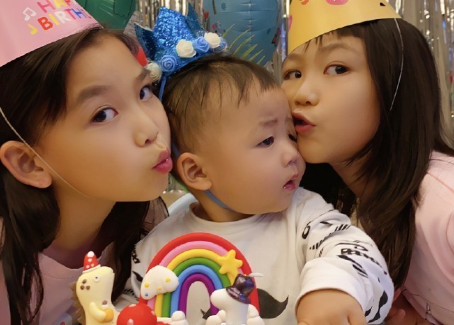 蔡少芬張晉戴情侶帽同框秀恩愛，娘娘自信曬懟臉拍皮膚水嫩無皺紋