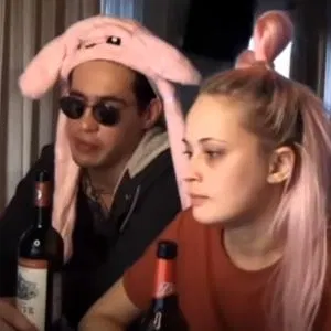 丧心病狂！俄网红直播活活冻死怀孕女友，观众却在叫好打赏？