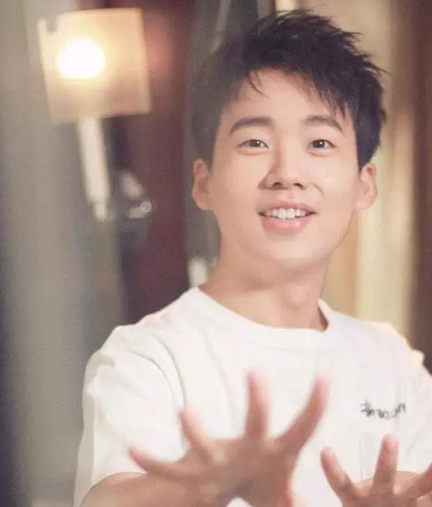 郭麒麟强势吸睛，综艺通告不间断，戏称今年郭德纲得管他要钱