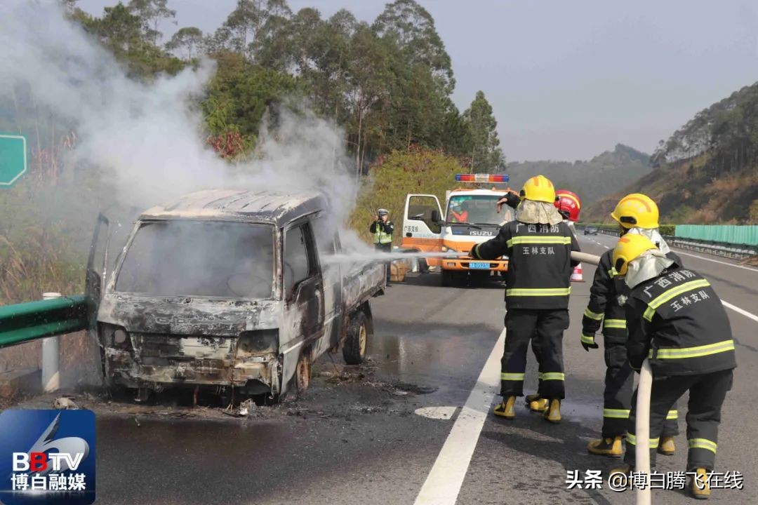 惊险！高速路博白段一小货车突然起火