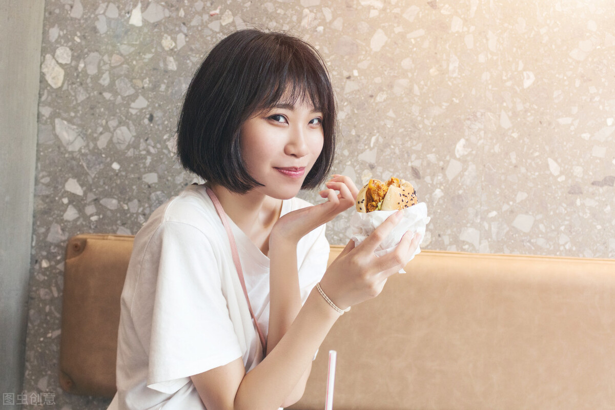 青春少年的初恋，竟然和离婚女人过夜图片
