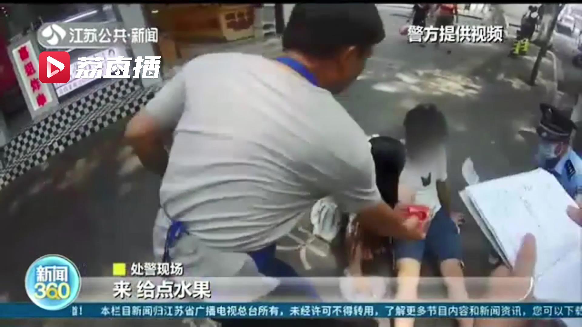 为你们点赞！小伙中暑倒地，一群热心人送来了冰水、西瓜、遮阳伞&hellip;