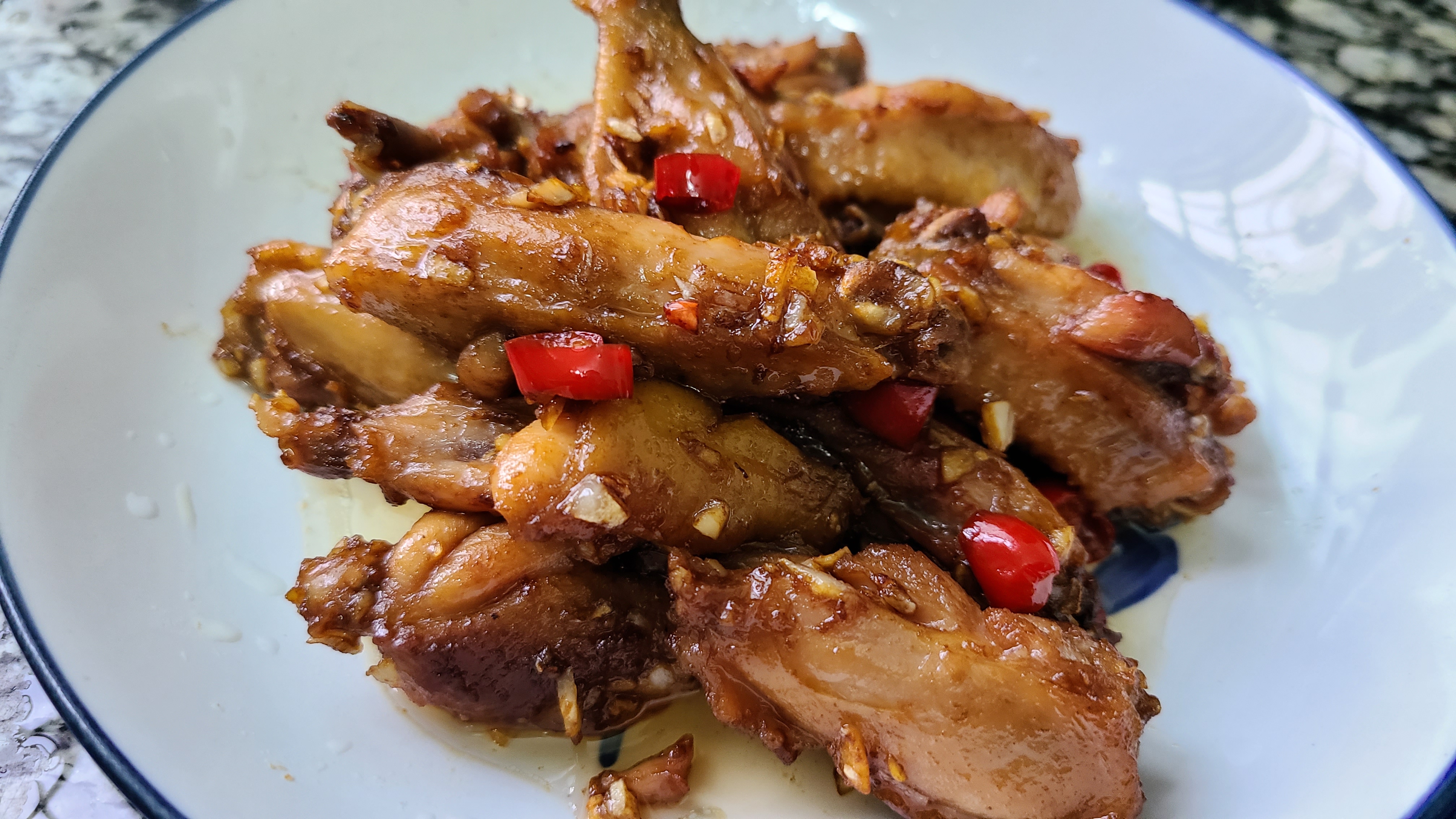 蒜香雞翅，很好吃的一道美食，學會這個家常做法，看著就想吃