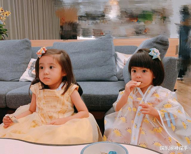 都说贾静雯女儿咘咘美，但她这几张合影，却被别人抢了“风头”？