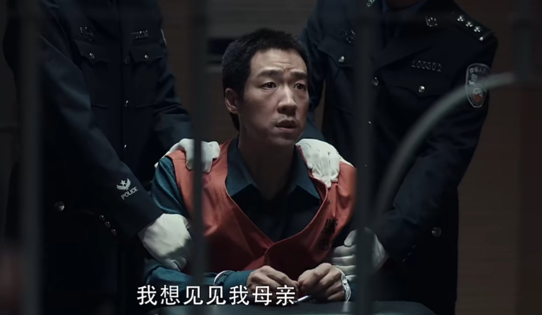 《扫黑风暴》剧组晒庆功宴，戏外的孙兴和徐英子，温馨合照引争议