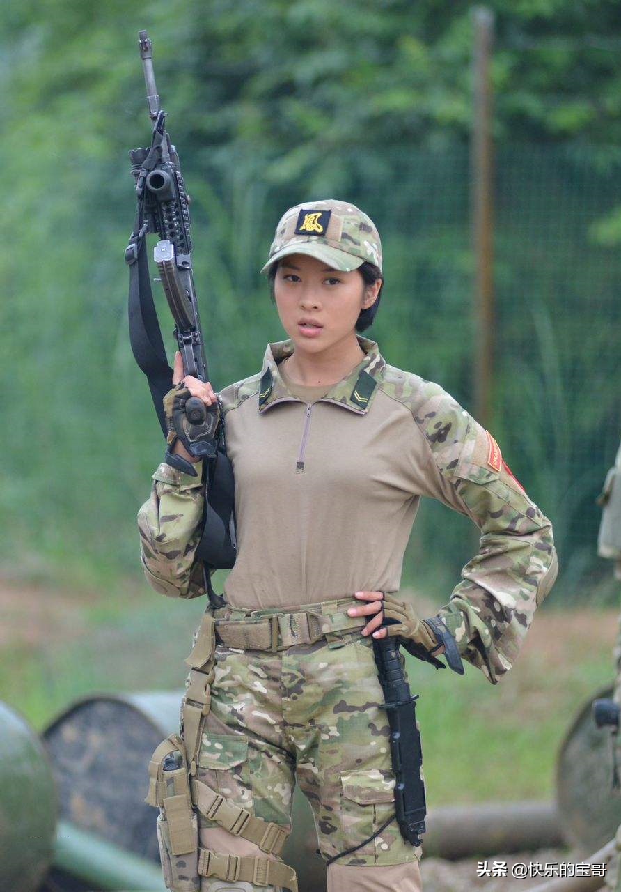不愛紅裝愛武裝，女明星的軍裝照，哪一個是你心中的氣質女