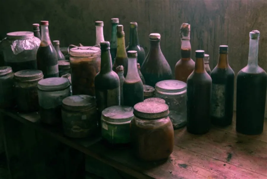 阴暗地下室里的罐子，装满了人体部位器官...