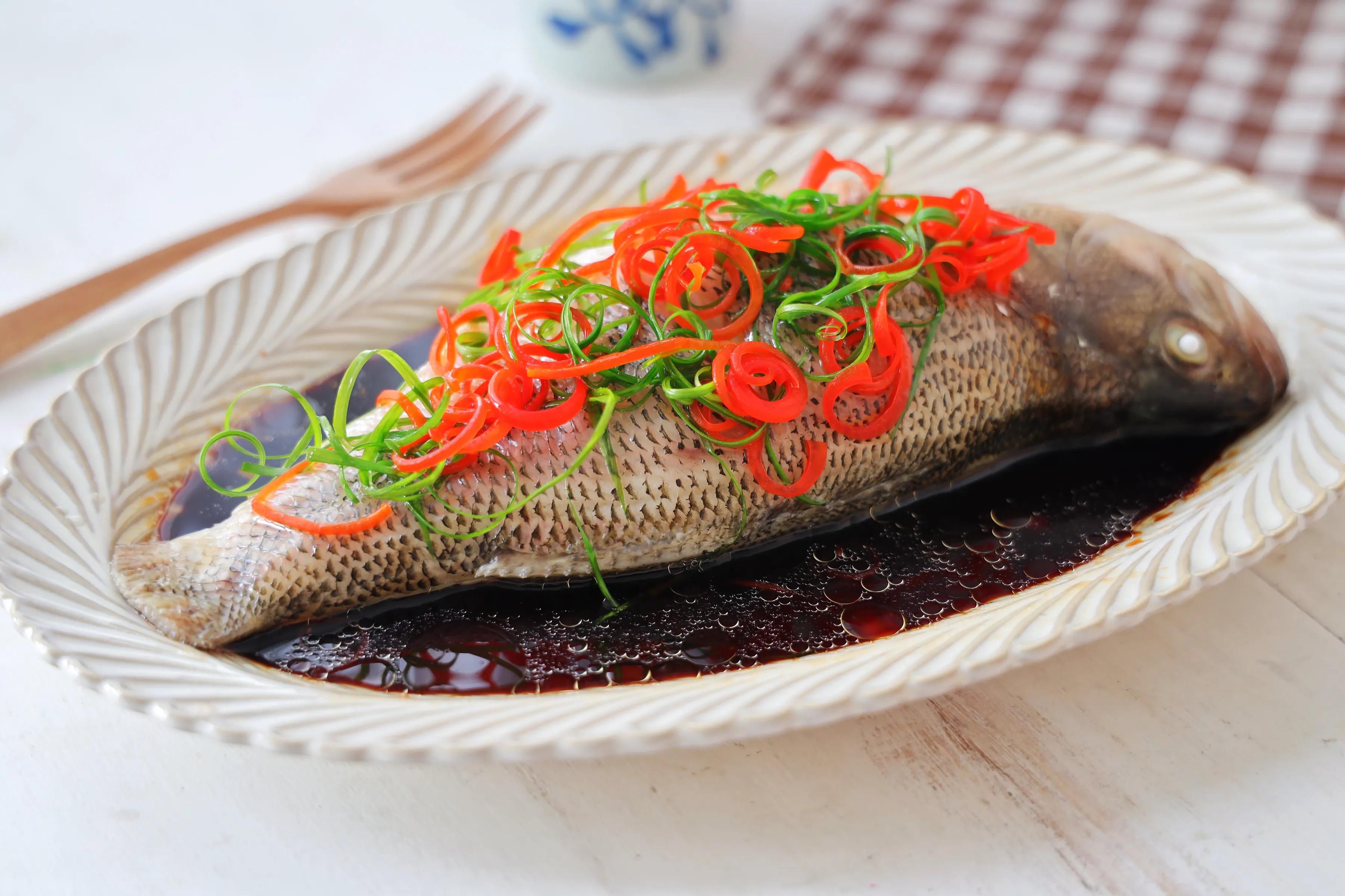 孩子最愛吃的清蒸鱸魚，簡單蒸一蒸，肉質鮮嫩，清淡不油膩