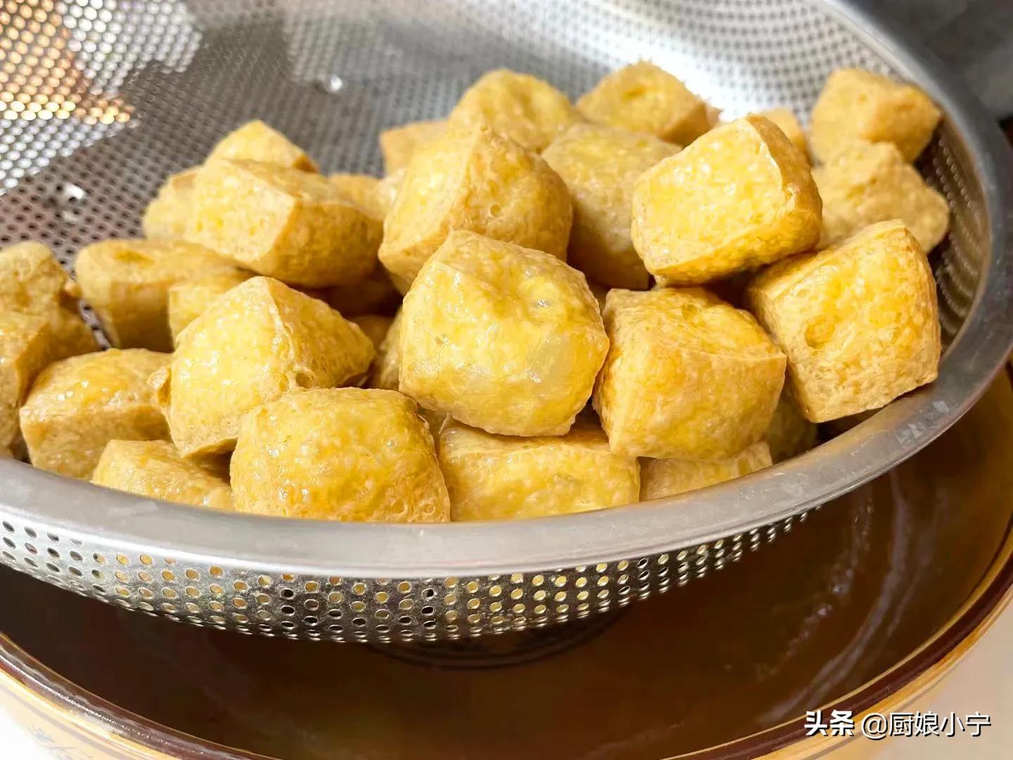 炸油豆腐裹麵粉還是蛋液？ 都不對！ 這樣做金黃起泡，上桌搶著吃