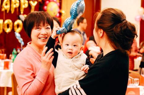 郭碧婷为庆女儿百天办宴席，产后气色好状态佳