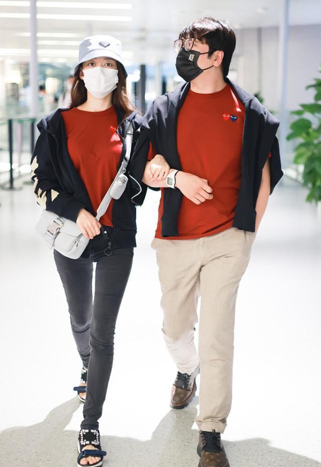 吉娜当了妈也这么美，穿T恤牛仔裤看着身材没走样，素颜挺耐看