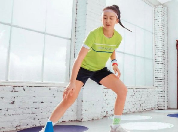 13岁森碟身高逼近1米7，与田亮同框似兄妹，长腿萝莉超有范儿