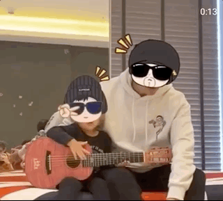 周杰倫衣服上奶茶圖案太逼真，兒子假裝用吸管品茶，畫面詼諧有趣