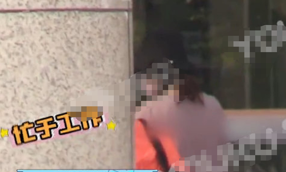 迪丽热巴打扮朴素现身医院,身体亮红灯,曾自