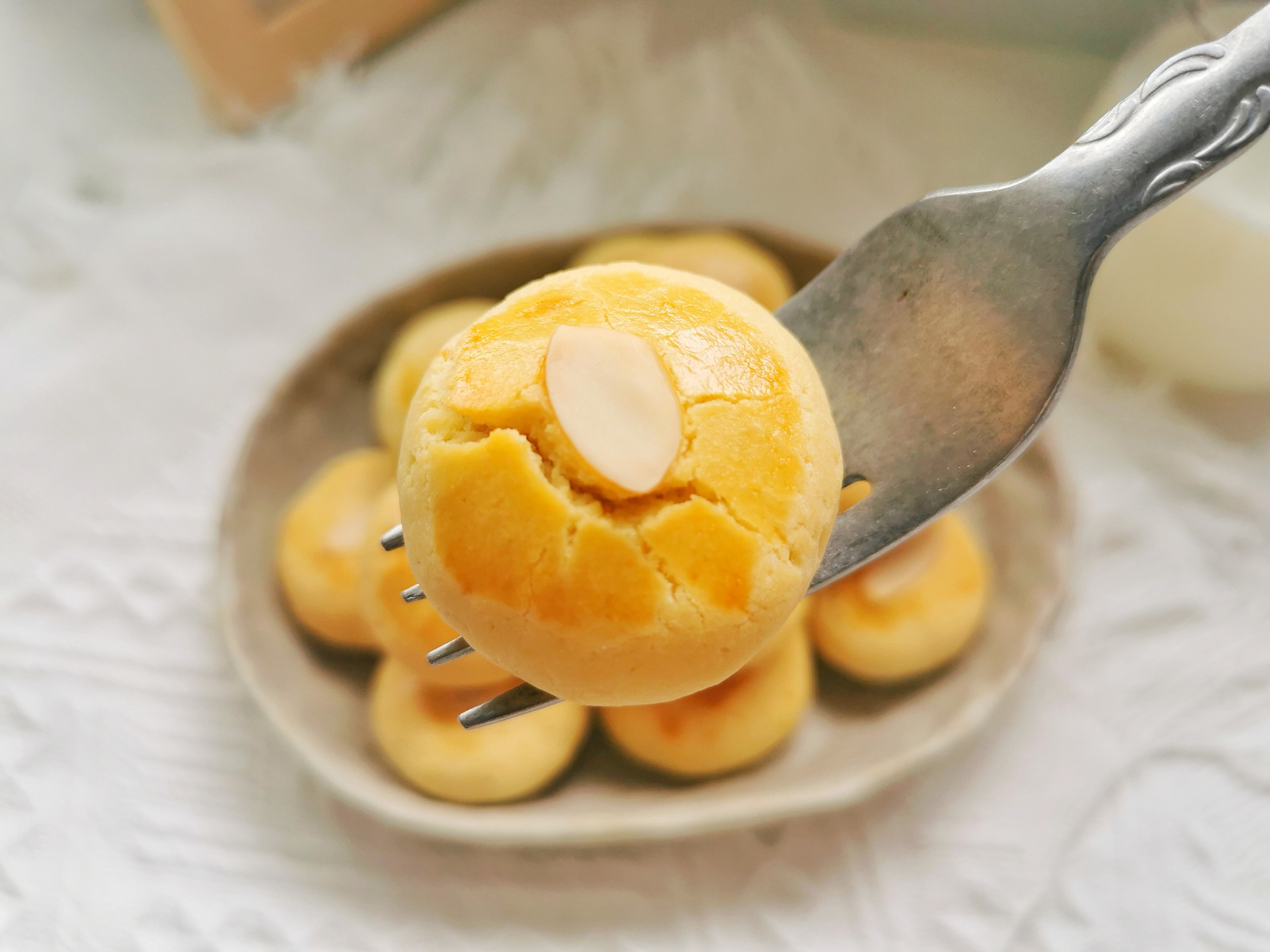 80后妈妈坚持自制零食，今天做的肉松小奶酥，老公儿子抢着吃