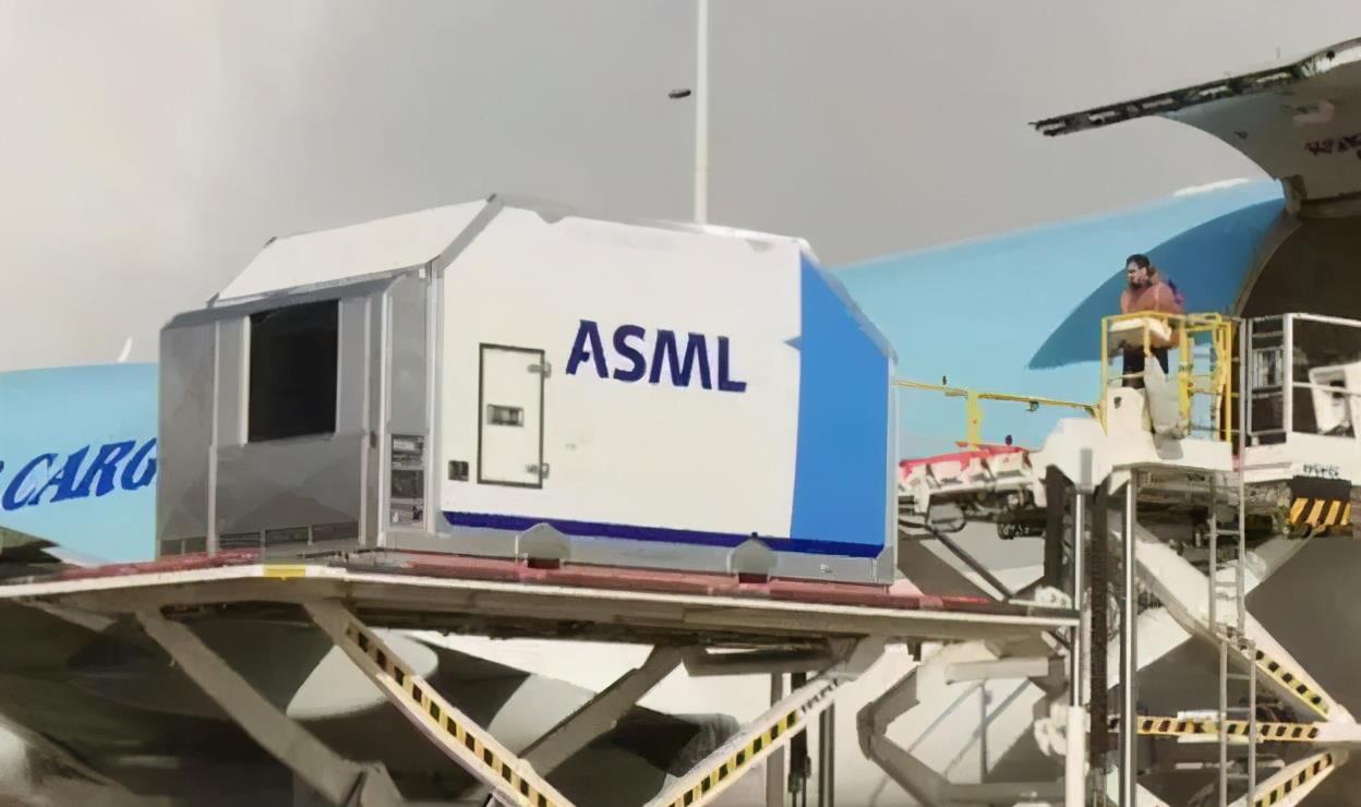 ASML与中芯国际签下12亿订单，为何突然同意将卖给中国了？