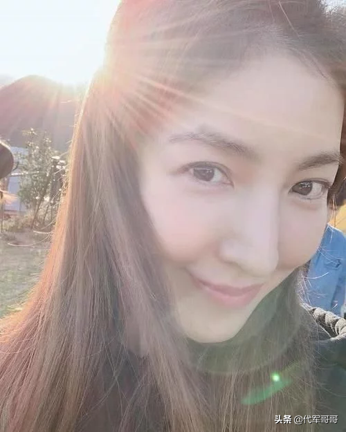 她是偶像剧女王，38岁嫁给石油公司高管，如今