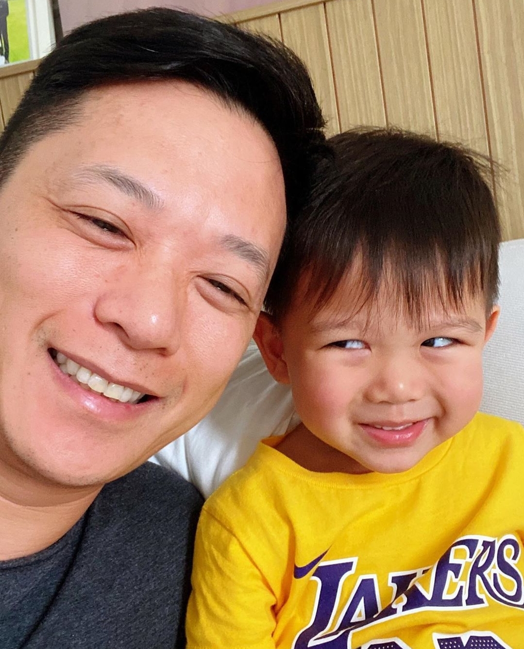 胡杏兒老公曬長子變魔術，奕霆戲精上身超愛演，大眼睛靈動顏值高
