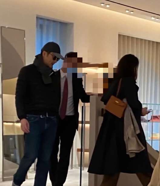 袁咏仪素颜出街买包，张智霖乖乖靠边等！吐槽酒店都要选包店对面