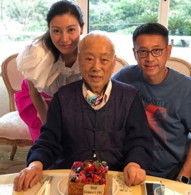 李嘉欣露美背与丈夫回大宅度假，九千平米庄园别墅随夫妻合照出镜