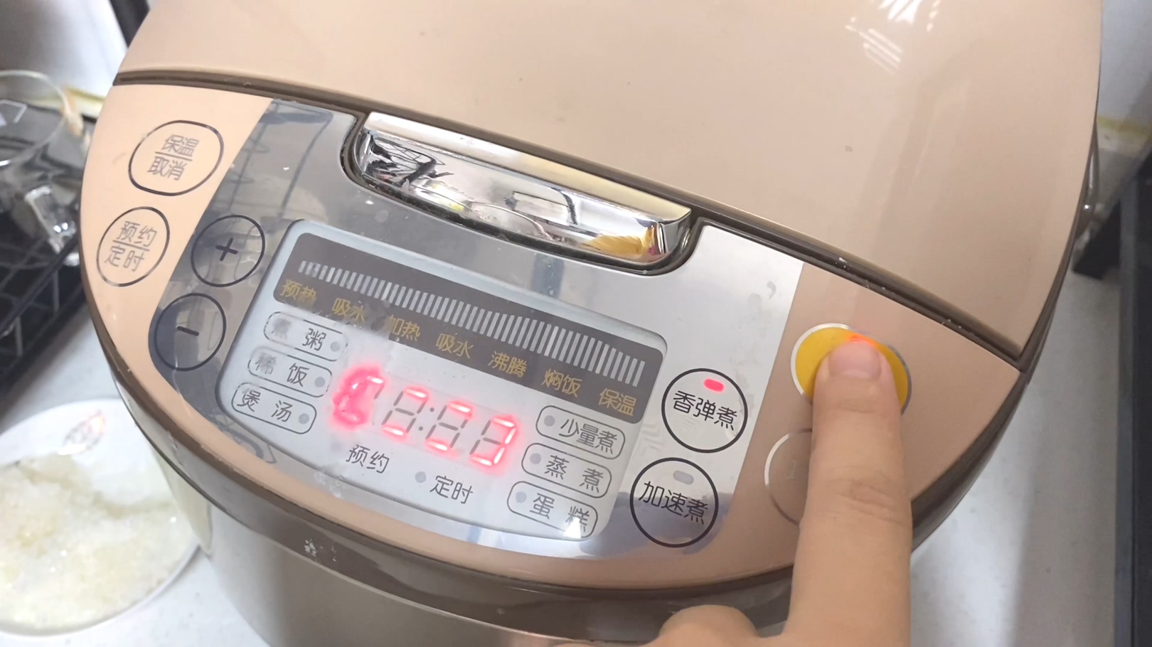 鸡蛋别再用水煮了，保姆教你新方法，只需1分钟，鸡蛋鲜嫩不粘壳