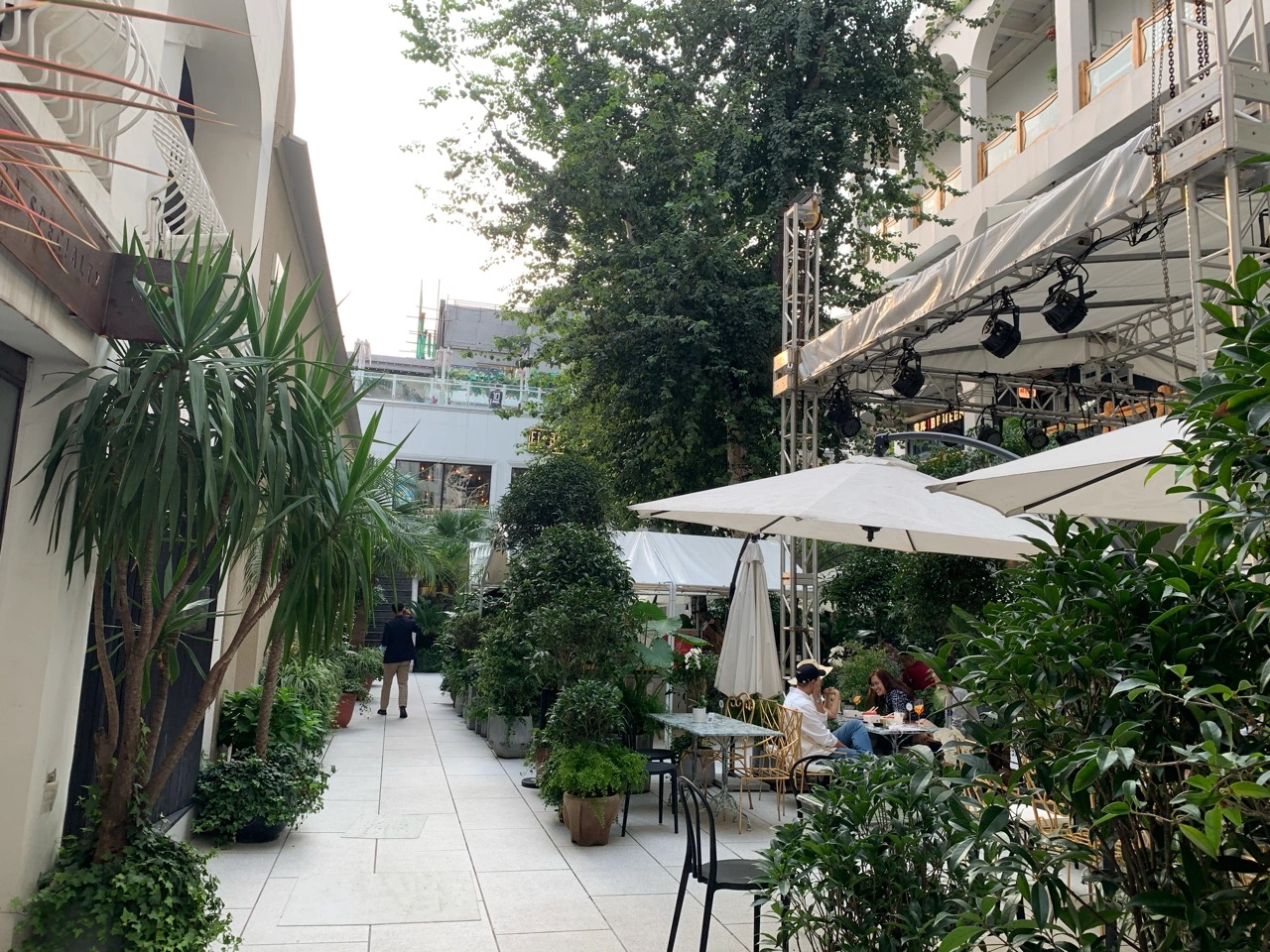 偶遇杜江夫妇会友，霍思燕一身香风打扮优雅贵气，被赞肤白有气质