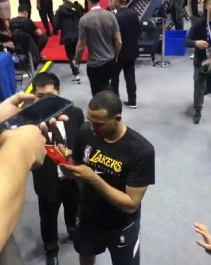 nba上海赛为什么座无虚席(丢人！NBA中国赛顺利结束，球迷这个举动让上海成为笑话)