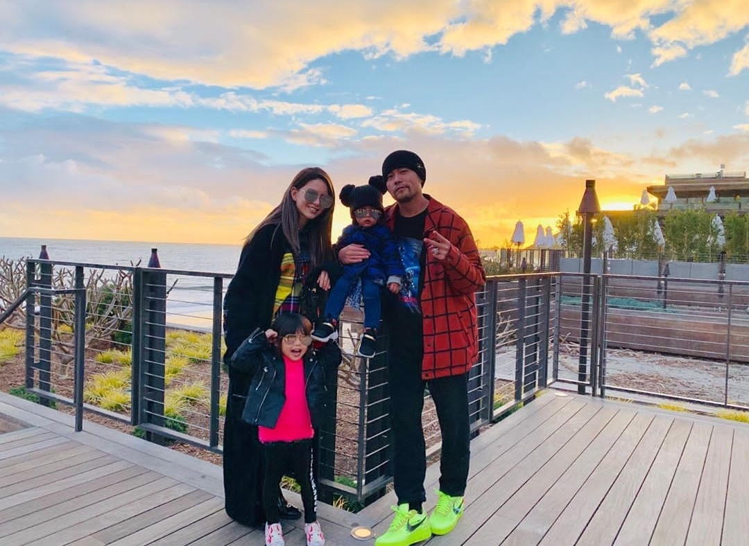 周杰伦出道20周年晒青涩旧照，清新俊逸，网友自称一直都是颜粉