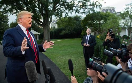 特朗普吃瘪了，记者会发生激烈交锋，甩锅中国