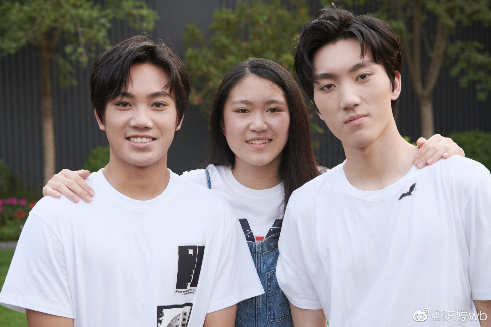 张艺谋妻子陈婷晒全家福，一家五口幸福洋溢，三个子女都是高颜值