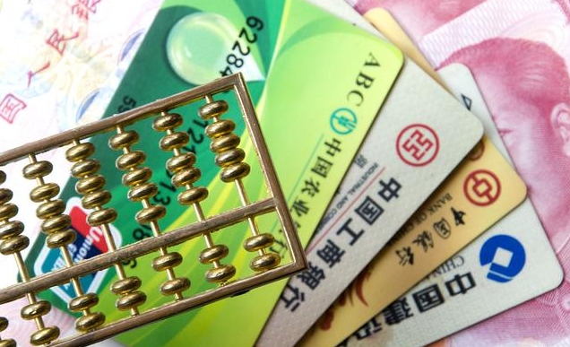 银行卡长期不用，也没有注销，时间久了会欠银行钱吗