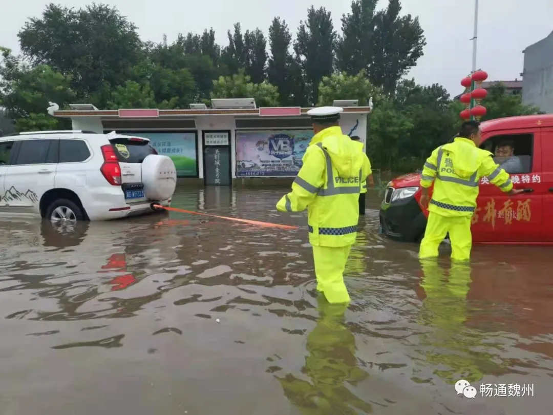 邯郸魏县：暴雨过后积水致车辆抛锚，执勤民警挽起裤腿趟水推车