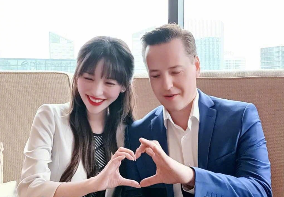 金莎追星成功Vitas 微博晒照却被质疑“动了脸” 金莎整容前后照片