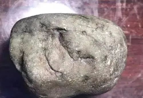 翠友花1万多拿下的原石，切开后全是裂，竟然取出极品玻璃种