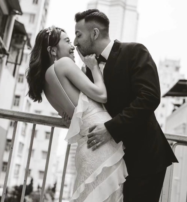 鄭嘉穎幼子正面曝光，帥氣得驚艷，沒有遺傳媽媽跟舅舅的印度長相