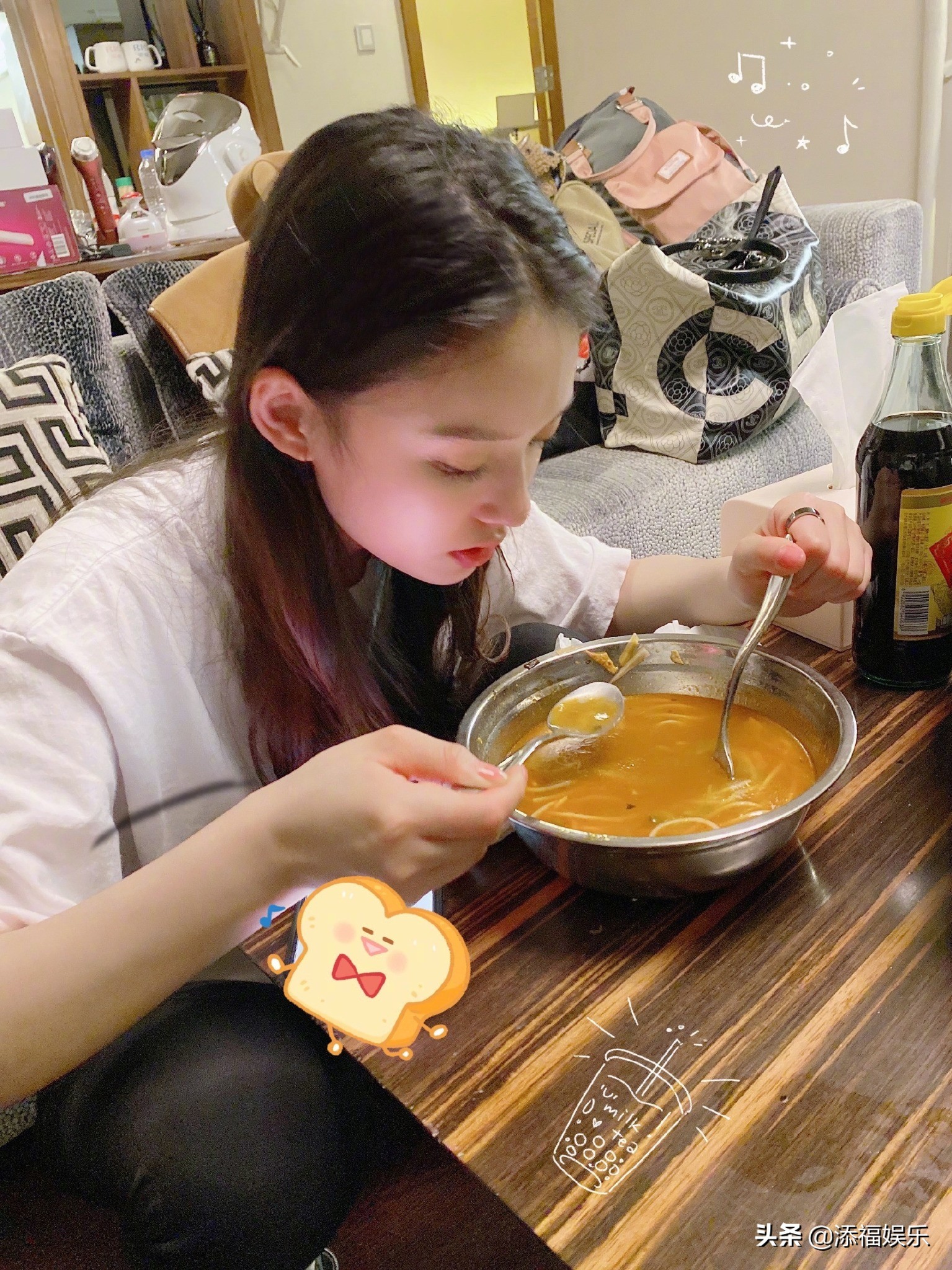 美食博主林允尝试新技能，惨遭滑铁卢，穿白衣唯恐油渍溅衣服