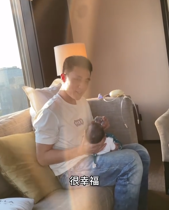 杜淳为女儿庆祝百日，王灿穿露脐装亮相，肚子上的赘肉太真实了