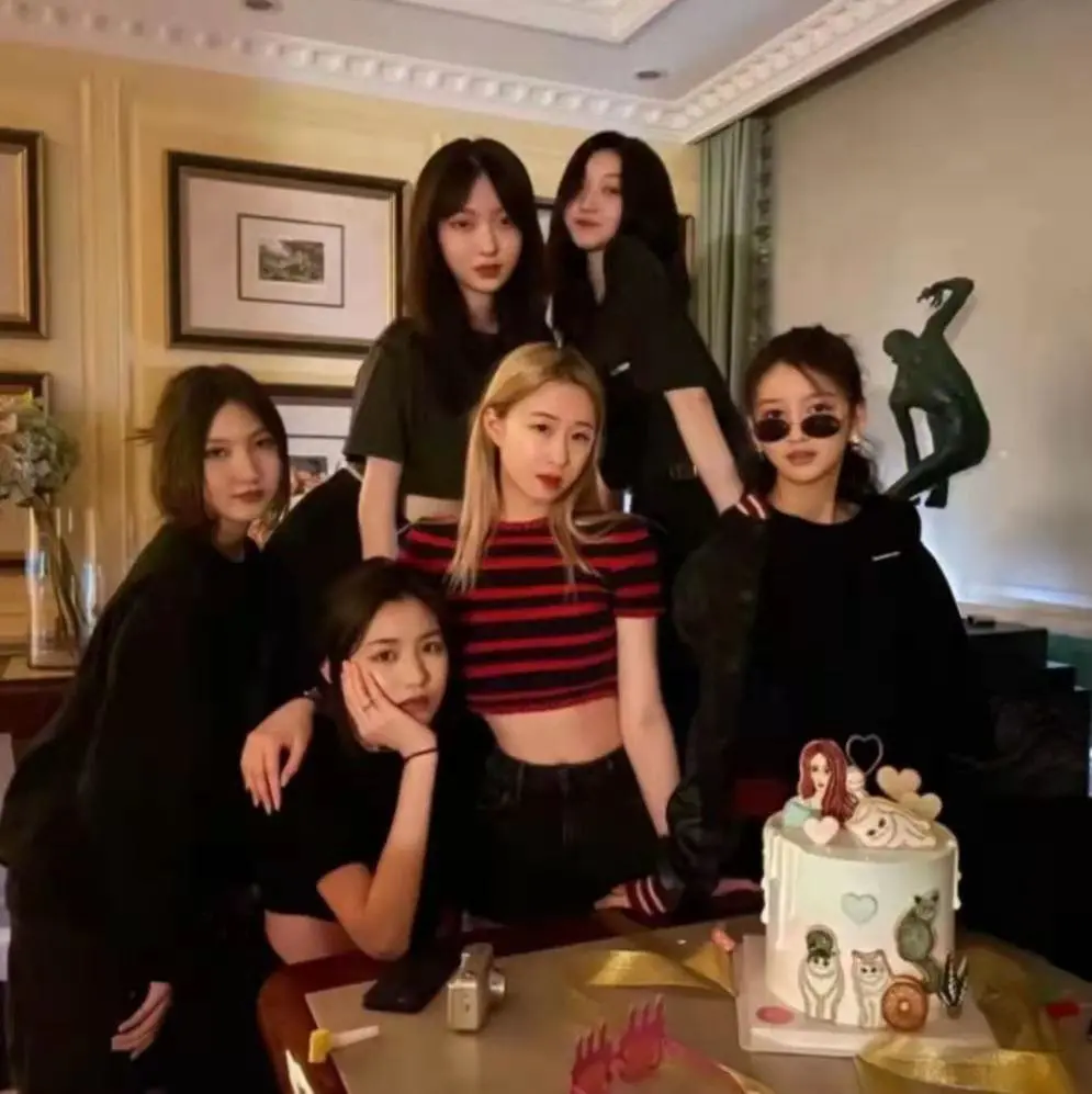 王菲帶女兒聚會，換新髮型攜眾友人為李嫣帶貨，李嫣在媽面前清純