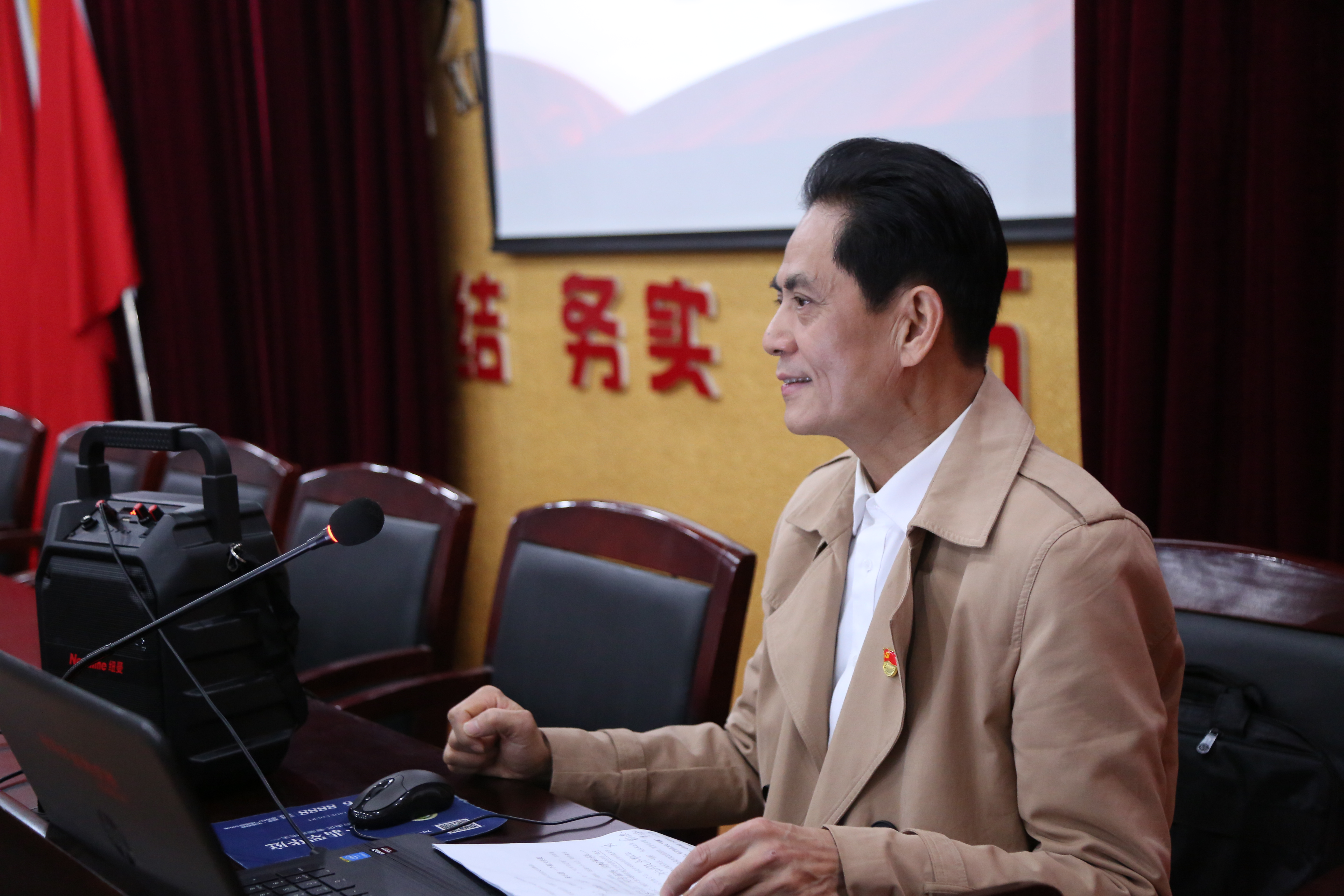 红色文化宣传传承人李宁走进社区讲党史故事备受欢迎