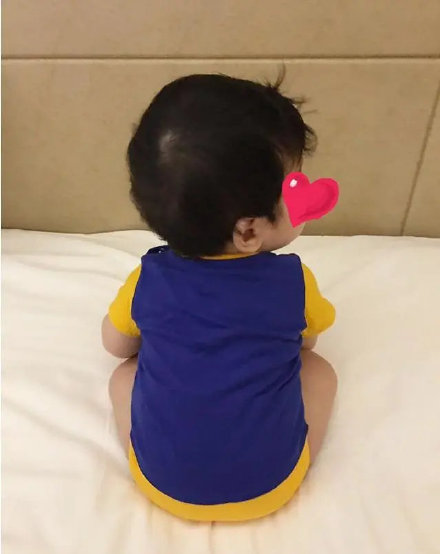 陈妍希送儿子上学意外秀恩爱，小星星肉嘟嘟步伐酷似陈晓超可爱