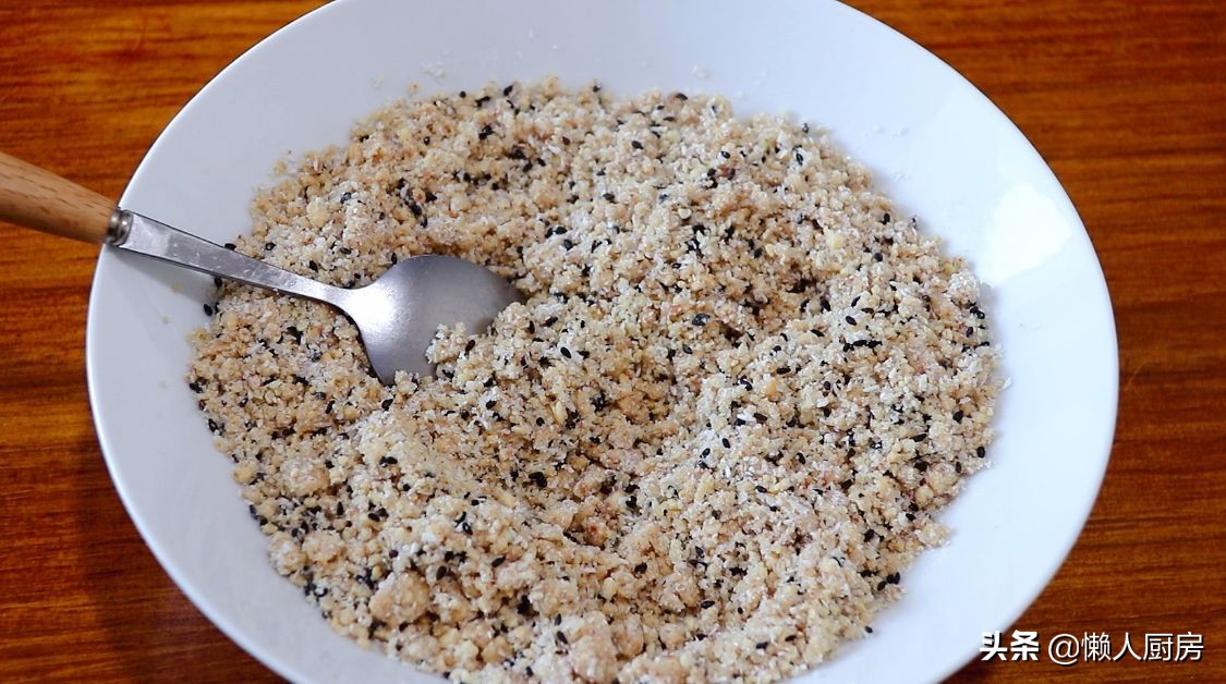 過年做這道小吃，包滿花生餡，寓意錢包滿，是招待客人必備的食品