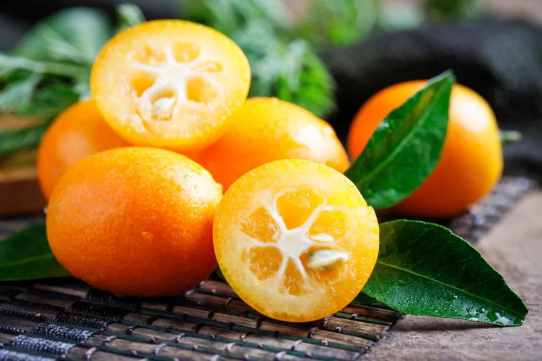 吉星拱照话年桔