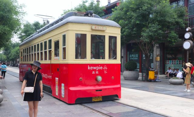 北京前门大街，游客人山人海，全聚德等多家老字号最抢眼